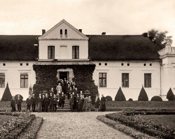 The communist agrarian reform from 1944 brought about the destruction of the centuries-old culture of the Polish landed gentry. The image shows a manor in Niedźwiedź, in the Cuyavia region. Photo:Wydawnictwo RM 
